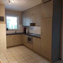 Modernes Badezimmer in ZE319 Ferienhaus Oostkapelle Walcheren mit Dusche und Toilette