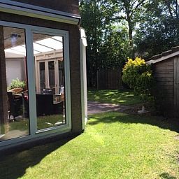 Komfortables Schlafzimmer in ZE319 Ferienhaus Oostkapelle Walcheren mit zwei Betten