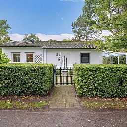 Vorderansicht von VZ2420 Ferienbungalow Oostkapelle umgeben von Gruen in Walcheren