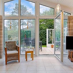 VZ2420 Ferienbungalow Oostkapelle Wohnzimmer mit Blick auf die Terrasse