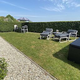 VZ833 Ferienhaus Oostkapelle, gemuetlicher Garten mit Liegestuehlen im Ferienhaus Walcheren, Zeeland.