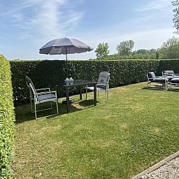 VZ833 Ferienhaus Oostkapelle, Sonnenterrasse mit Sonnenschirm im Ferienhaus Walcheren, Zeeland.