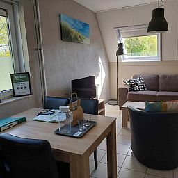 Sonnige Veranda des Ferienhauses ZE320 in Oostkapelle, Walcheren, ideal zum Entspannen.