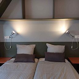 Modernes Badezimmer im Ferienhaus ZE320 in Oostkapelle, Walcheren, mit luxurioeser Regendusche.