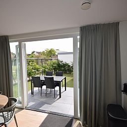 Blick vom Wohnzimmer des Ferienhauses VZ1078 in Oostkapelle auf den Garten.