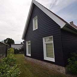 Seite von VZ1078 Ferienhaus in Oostkapelle, Walcheren, mit gruenem Garten.