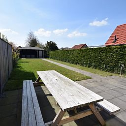 Picknicktisch auf der Terrasse des Ferienhauses VZ1162 in Oostkapelle, Walcheren.