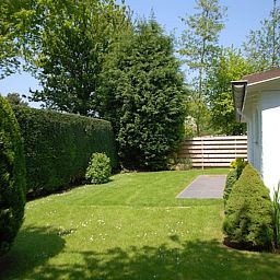 Green backyard of VZ1163 Holiday bungalow in Oostkapelle, Walcheren, Zeeland, surrounded by nature.