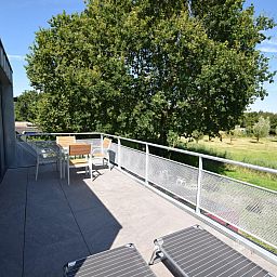 Ontspan op het zonnige balkon van VZ1092 Appartement in Oostkapelle, Walcheren, Zeeland met prachtig uitzicht.