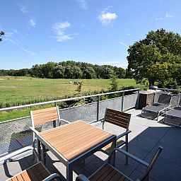 Verken het terras van VZ1092 Appartement in Oostkapelle, Walcheren, Zeeland met comfortabele ligstoelen.