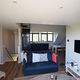 Binnenruimte van VZ1092 Appartement in Oostkapelle, Walcheren, Zeeland met moderne inrichting en veel licht.