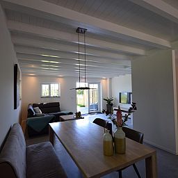 Modern eingerichtetes Esszimmer in VZ1167 Doppelhaushaelfte in Oostkapelle, Zeeland.