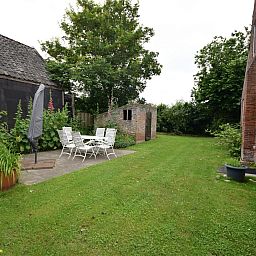 Die sonnige Terrasse des Ferienhauses VZ2329 in Oostkapelle, Walcheren, ist ideal fuer Mahlzeiten im Freien.