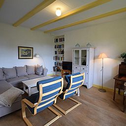 Gemuetliches Wohnzimmer in VZ2329 Ferienhaus Oostkapelle mit komfortabler Sitzecke, Walcheren.
