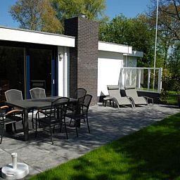 Terrasse von VZ1185 Ferienbungalow in Oostkapelle mit bequemen Liegestuehlen in Walcheren, Zeeland.