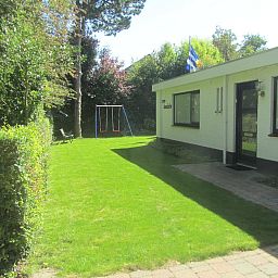 Spielplatz im Garten von VZ1185 Ferienbungalow in Oostkapelle, Walcheren, Zeeland.
