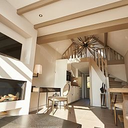 Modernes Wohnzimmer mit offener Kueche im Ferienhaus in Oostkapelle, Walcheren, Zeeland.