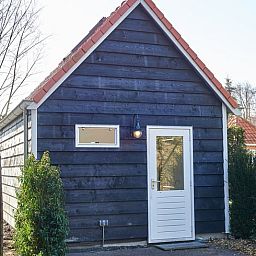 Kleines Nebengebaeude neben dem Ferienhaus in Oostkapelle, Walcheren, Zeeland.