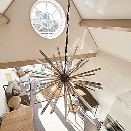 Einzigartige Deckenleuchte im Wohnzimmer eines Ferienhauses in Oostkapelle, Walcheren, Zeeland.