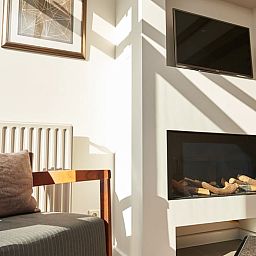 Gemuetliche Sitzecke mit Kamin im Ferienhaus in Oostkapelle, Walcheren, Zeeland.