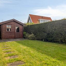 Vakantiewoning Oostkapelle met groene tuin en houten tuinhuis, gelegen in Oostkapelle, Walcheren, Zeeland, op 800 m van het strand.
