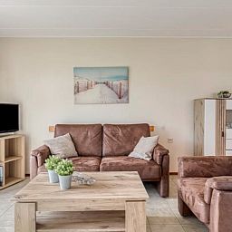 Gezellige woonkamer in Vakantiewoning Oostkapelle, Walcheren, met comfortabele zitruimte en moderne inrichting, op 800 m van het strand.