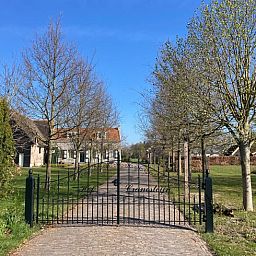 Uitzicht op velden en bomen bij Huisje in Oostkapelle, Walcheren.