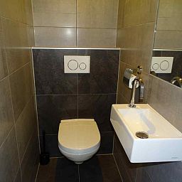 Gemuetliches Wohnzimmer im Ferienhaus ZE321, Oostkapelle, Walcheren, mit Blick auf den Garten.