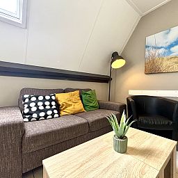 Comfortabele zithoek in Appartement Boszicht 3, Oostkapelle, Walcheren, Zeeland met moderne inrichting.