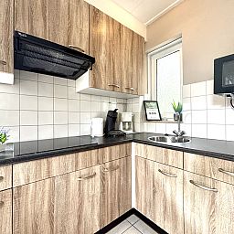 Volledig uitgeruste keuken in Appartement Boszicht 3, Oostkapelle, Walcheren, Zeeland met moderne apparatuur.