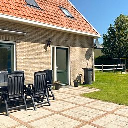 Terras van Vakantiehuisje in Oostkapelle, Walcheren, met moderne tuinmeubelen in Zeeland.
