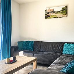 Gezellige woonkamer van Vakantiehuisje in Oostkapelle, Walcheren, met comfortabele zithoek.