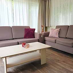 Gemuetliches Wohnzimmer in Cottage in Oostkapelle, Ferienhaus in Walcheren, Zeeland mit bequemen Sofas und viel Tageslicht.