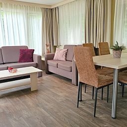 Geraeumige Ess- und Sitzecke in Cottage in Oostkapelle, Ferienhaus in Walcheren, Zeeland, ideal fuer Familientreffen.