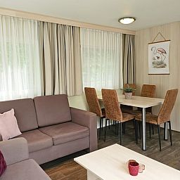 Stilvolles Wohnzimmer in Cottage in Oostkapelle, einem Ferienhaus in Walcheren, Zeeland, mit moderner Einrichtung und Essecke.
