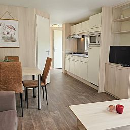 Voll ausgestattete Kueche im Ferienhaus in Oostkapelle, Ferienhaus in Walcheren, Zeeland mit modernen Geraeten und Essecke.