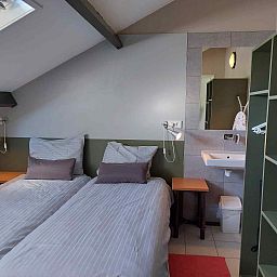 Meeuwen bij zonsondergang aan de kust van Oostkapelle, nabij vakantiehuis ZE322, Walcheren.