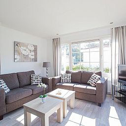 Gemuetliches Wohnzimmer in VZ983 Ferienhaus Oostkapelle, Walcheren, mit bequemen Sofas.