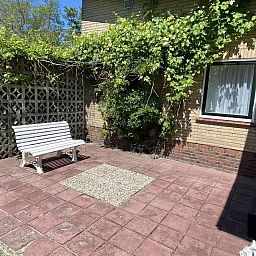 Gezellige zithoek op terras van VZ1007 Vakantiebungalow, Oostkapelle, Zeeland.