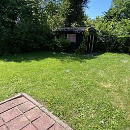 Schaduwrijke tuin van VZ1007 Vakantiebungalow in Oostkapelle, Walcheren, Zeeland.