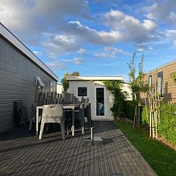 Ruim terras bij ZE1593 vakantiehuis in Oostkapelle, ideaal voor buiten dineren, Walcheren, Zeeland.