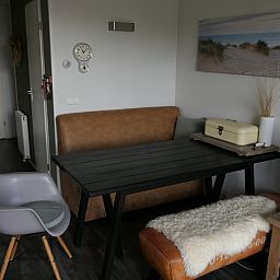 Stijlvolle eetruimte in ZE1593 vakantiehuis, Oostkapelle, Walcheren, ideaal voor gezellige maaltijden.