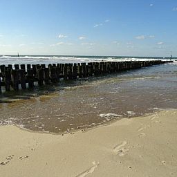 Gemuetliches Wohnzimmer des Ferienhauses ZE069 in Oostkapelle mit modernen Moebeln und Essecke.