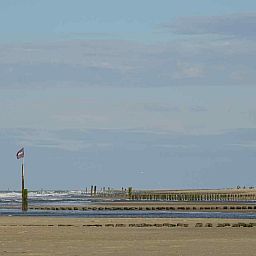 Zonnig terras bij ZE073 vakantiehuis in Oostkapelle, Walcheren, Zeeland.