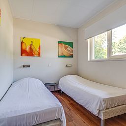 Tuin met tuinhuis bij ZE073 vakantiehuis in Oostkapelle, Walcheren, Zeeland.