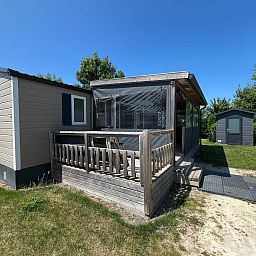 Moderne badkamer in vakantiehuis ZE1680, Oostkapelle, Walcheren, Zeeland met strakke afwerking en natuurlijk licht.