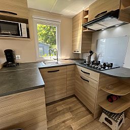 Gezellige slaapkamer in vakantiehuis ZE1680 in Oostkapelle, Walcheren, Zeeland, met comfortabele bedden en warme inrichting.