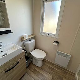 Moderne keuken in vakantiehuis ZE1680, Oostkapelle, Walcheren. Gezellige binnenruimte met uitzicht op groene natuur van Zeeland.