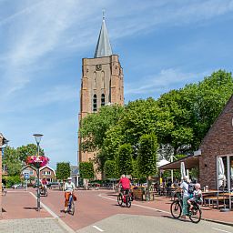 Geniessen Sie den Strand im Ferienhaus ZE1681 in Oostkapelle, Walcheren, Zeeland, mit farbenfrohen Strandhaeusern und einem klaren blauen Himmel.