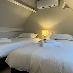 Modernes Interieur des Ferienhauses ZE1681 in Oostkapelle, Walcheren, mit stilvoller Einrichtung und Gartenblick.